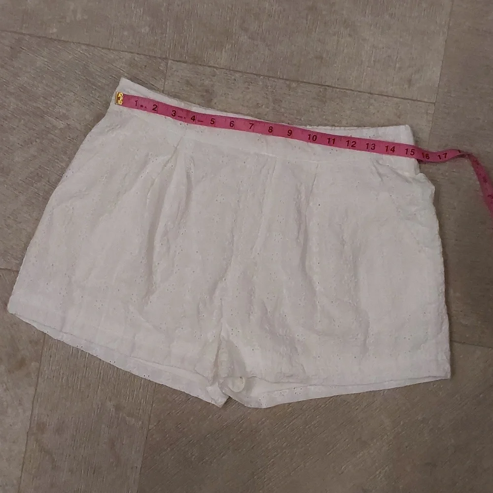 Altar'd State White Cotton Eyelet Pleated Womens Shorts Size L - Picture 3 of 10